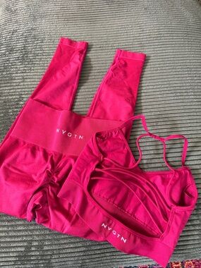 NVGTN Vibrant Pink Seamless Sports Bra & Leggings Set